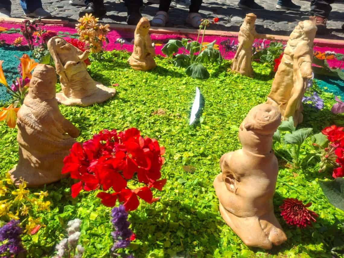 Alfombra de Antigua Guatemala con figuras de pan