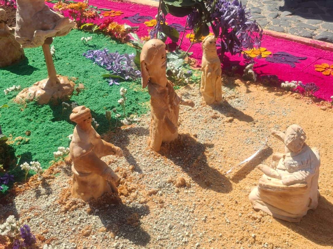 Alfombra de Antigua Guatemala con figuras de pan – SoyMigrante.com REVISTA Alfombra de Antigua Guatemala con figuras de pan