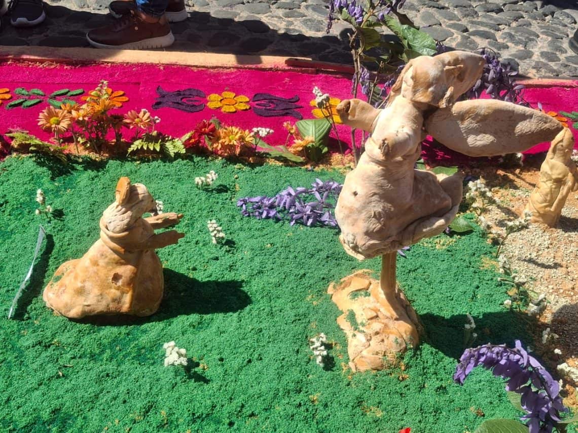 Alfombra de Antigua Guatemala con figuras de pan