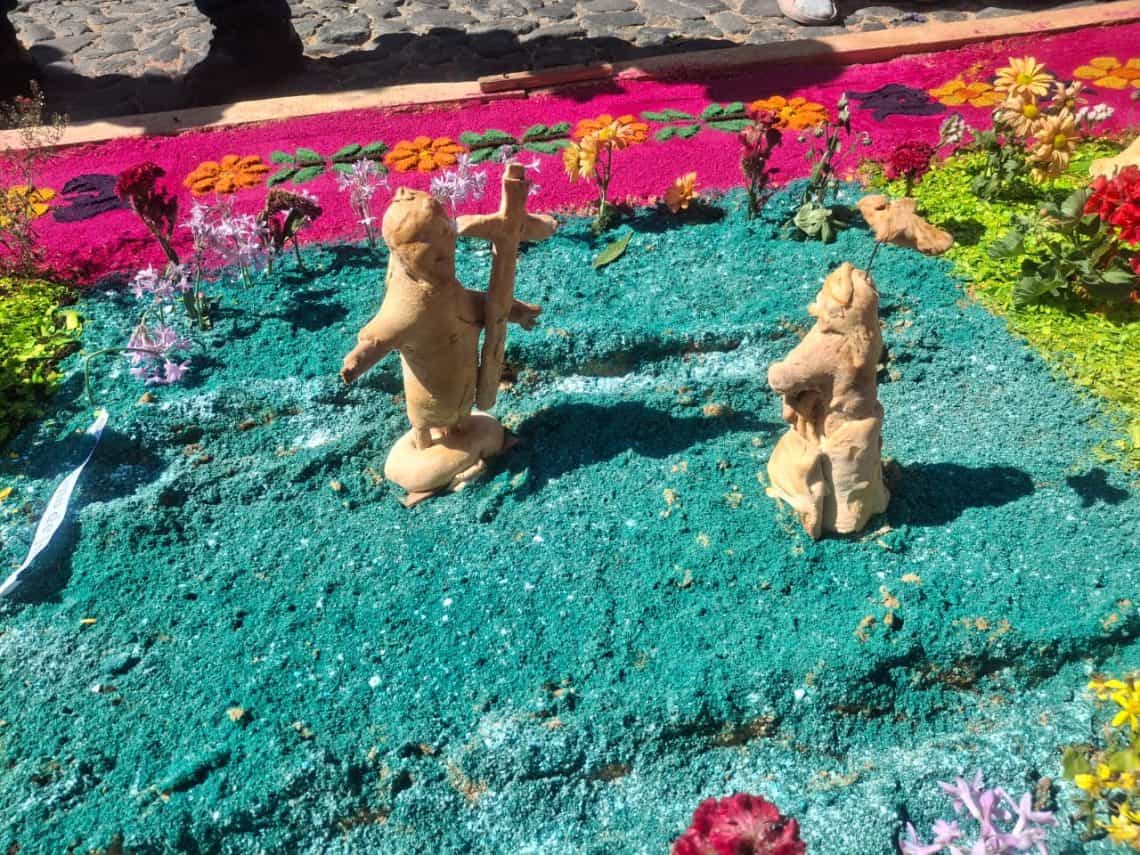 Alfombra de Antigua Guatemala con figuras de pan – SoyMigrante.com REVISTA Alfombra de Antigua Guatemala con figuras de pan