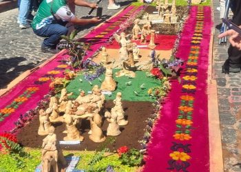 semana santa antigua guatemala alfombra vida de cristo elaborada con pan tradicion 2