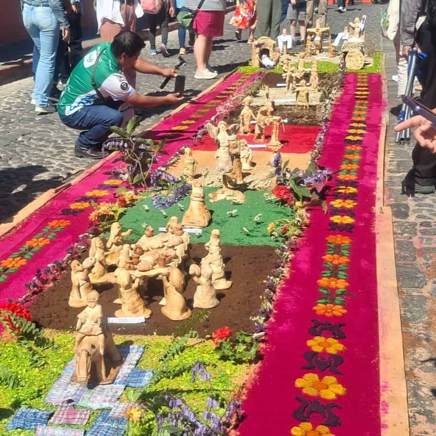 Sorprendente alfombra presenta la vida de Cristo hecha con pan, en Antigua Guatemala
