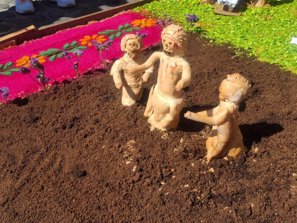 Alfombra de Antigua Guatemala con figuras de pan – SoyMigrante.com REVISTA Alfombra de Antigua Guatemala con figuras de pan