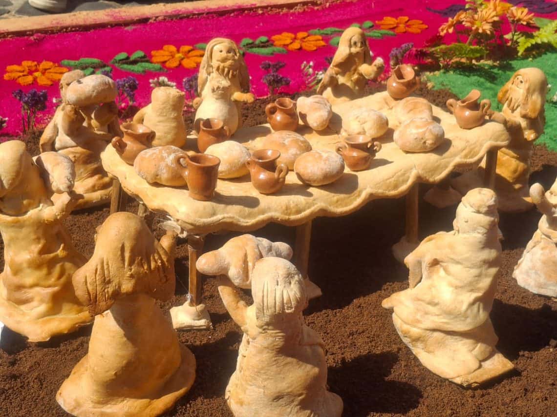 Alfombra de Antigua Guatemala con figuras de pan – SoyMigrante.com REVISTA Alfombra de Antigua Guatemala con figuras de pan