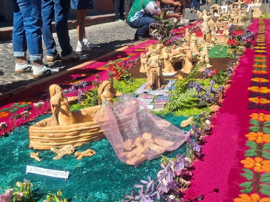 Alfombra de Antigua Guatemala con figuras de pan