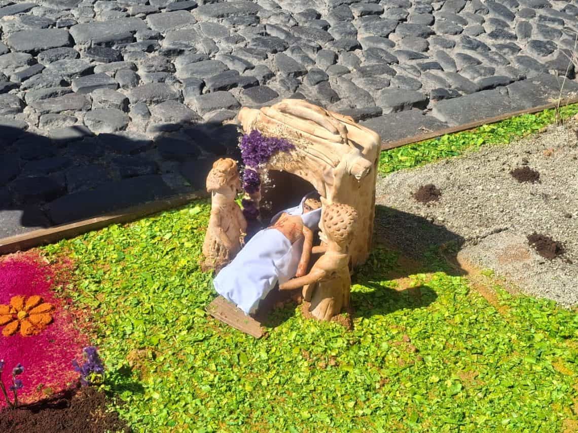 Alfombra de Antigua Guatemala con figuras de pan