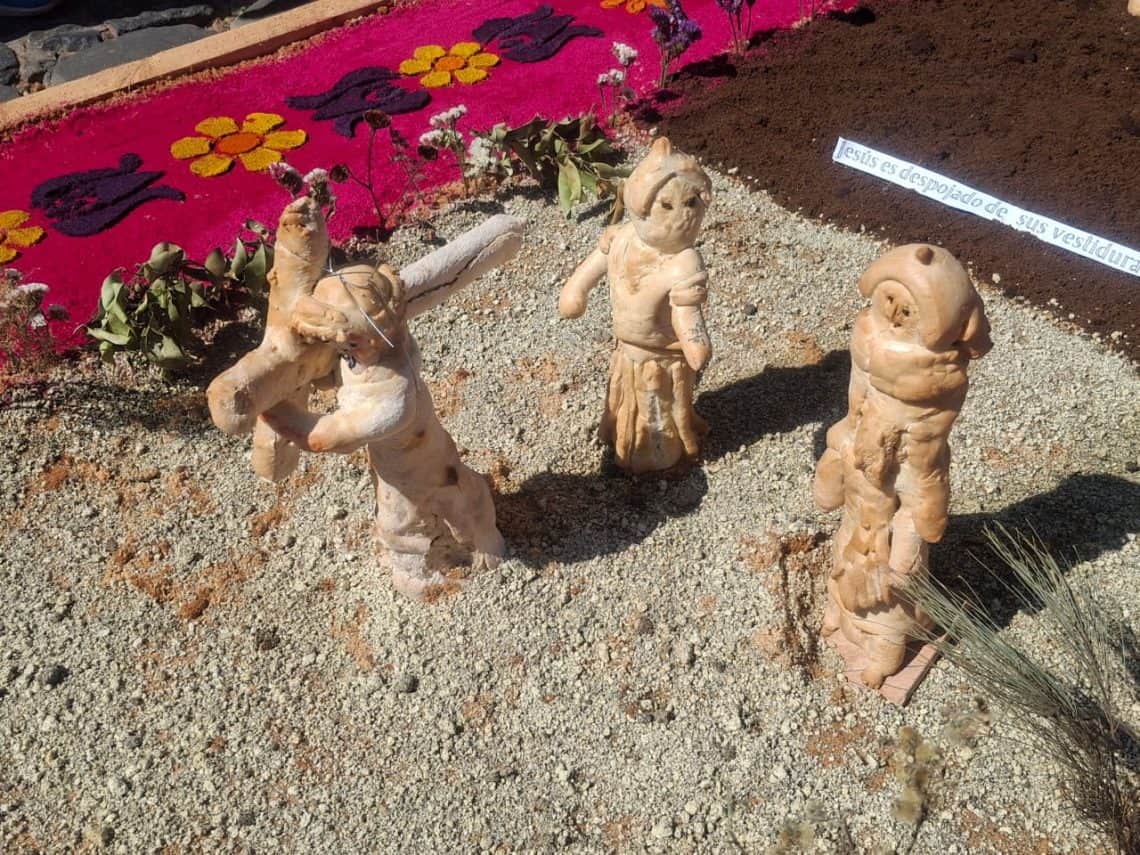 Alfombra de Antigua Guatemala con figuras de pan