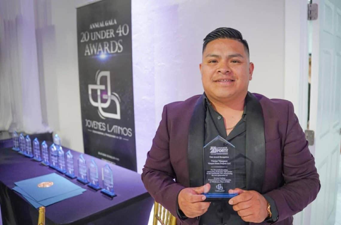 El migrante guatemalteco Víctor Vásquez fue galardonado por su excelencia en el trabajo de construcción, a través de su empresa.