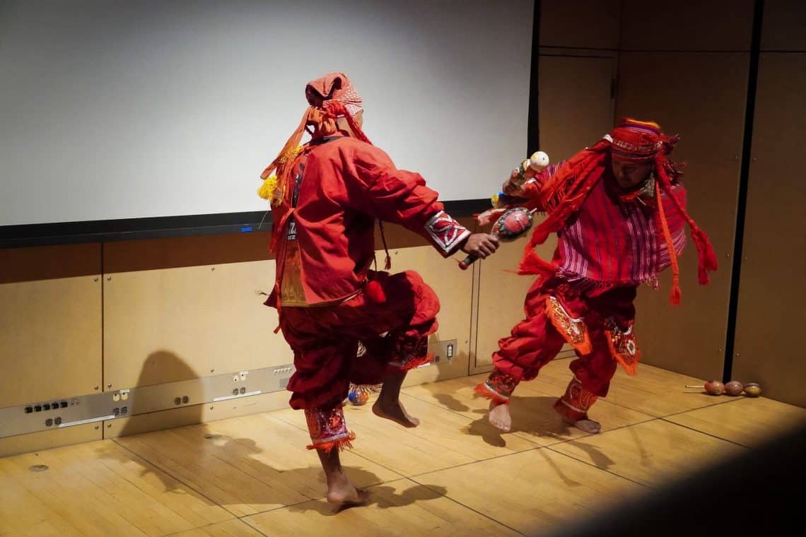 En Nueva Jersey y en Nueva York, los hermanos Juan Alejandro y Waykan Rax efectuaron la presentación de una escena de la Danza de las Guacamayas, lo cual causó grata impresión y mucha admiración por la cultura maya poq'omchi' de Santa Cruz Verapaz, (foto cortesía Xixo Rax)