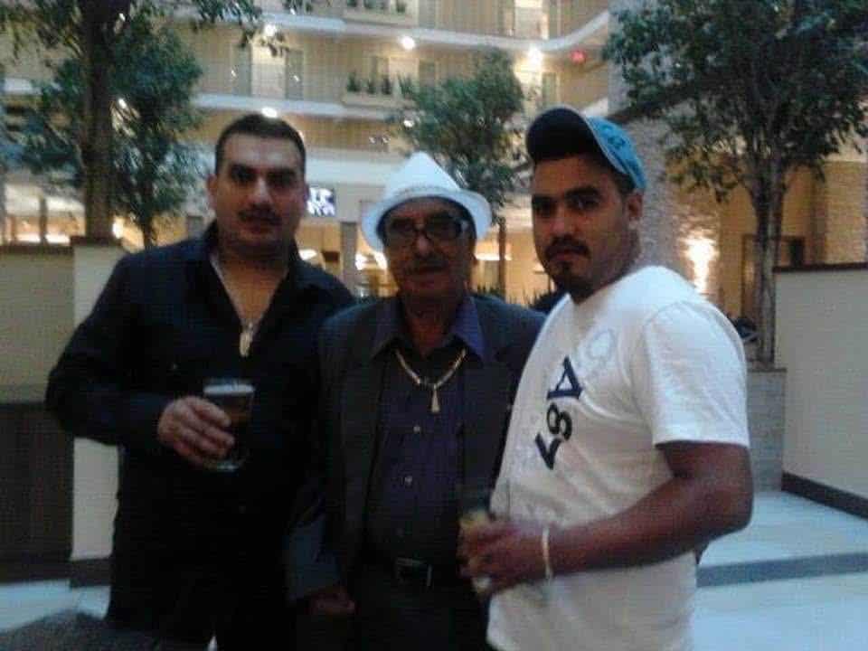 Los hermanos Waldemar y Rogelio Morales, compartiendo con su papá y maestro de la mecánica Anibal Morales (que ya descansa en paz) durante una de sus visitas a su taller en Oklahoma. Siempre les expresó que estaba orgulloso de ellos.