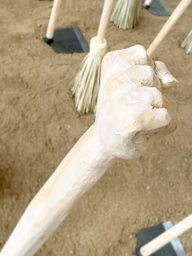 La instalación de Angel Poyón Calí en la Bienal de Sydney Australia representa el momento en que la naturaleza se rebela contra el hombre que la maltrata. Los azadones tienen manos empuñadas en los cabos. (Fotos cortesía Angel Poyón Calí)