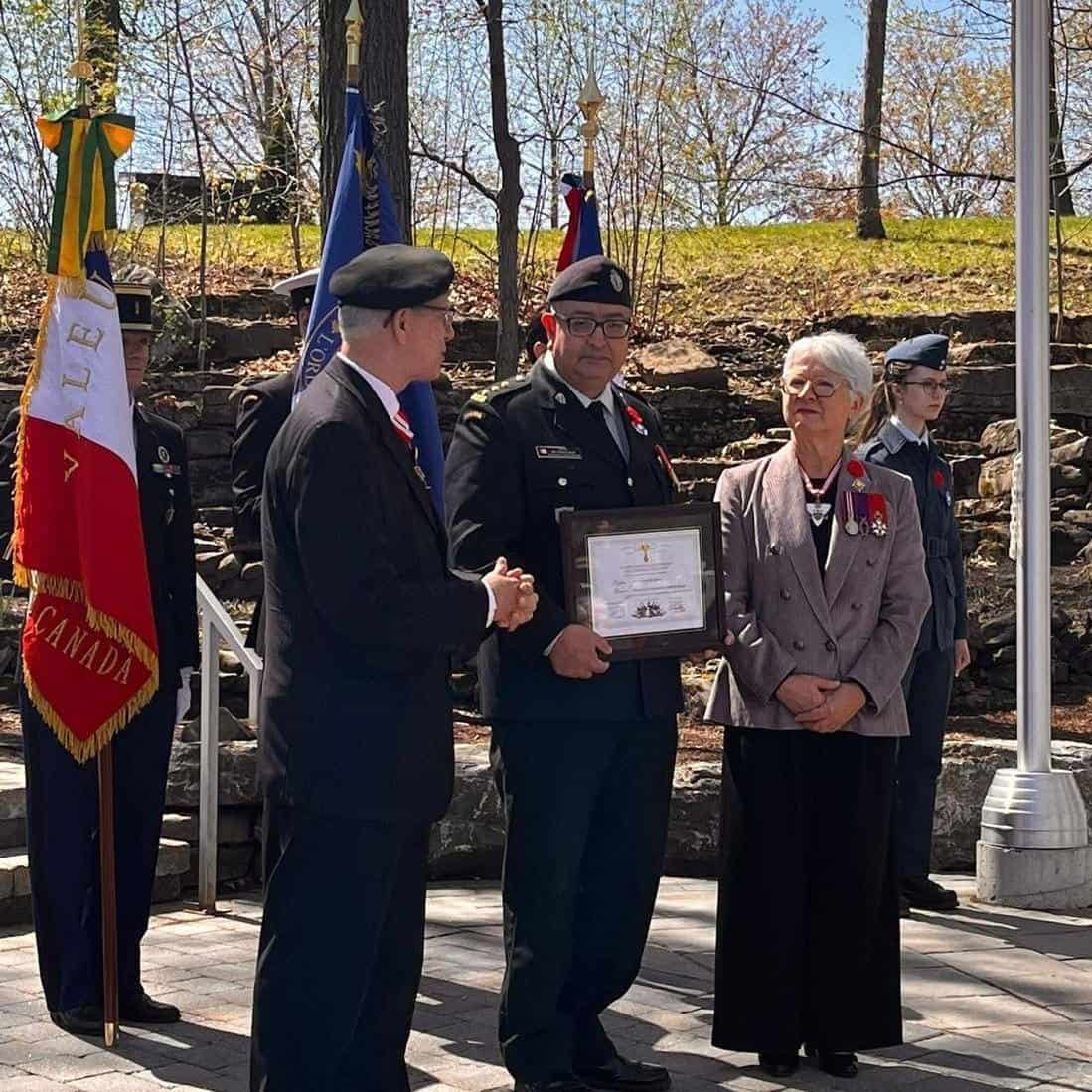 Guatemalteco integrante del ejército canadiense es condecorado en Día de la Victoria