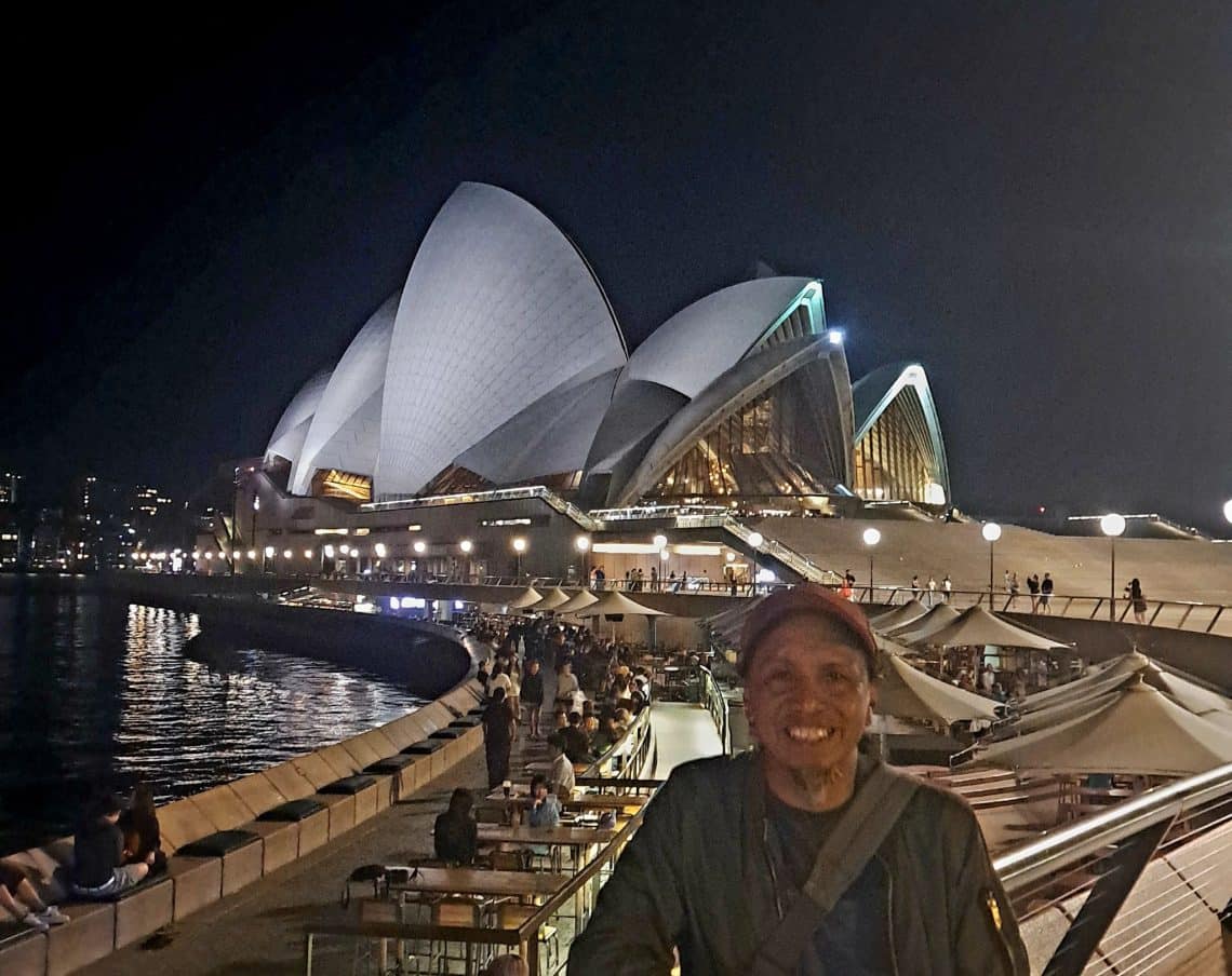 El artista maya kaqchik'el Angel Poyón Calí estuvo en Sydney, Australia, para la inauguración de su exposición en la Bienal. Angel es uno de los cinco artistas guatemaltecos que presentaron obras en dicho evento de talla mundial.