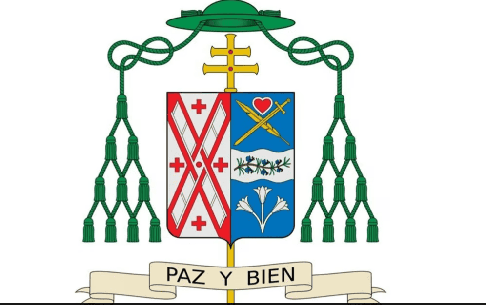 En el escudo episcopal de Ronald Hicks destaca el lema en español, propio de la espiritualidad franciscana. A menudo está en latín, pero en este caso refleja su alta valoración de la comunidad hispana migrante.