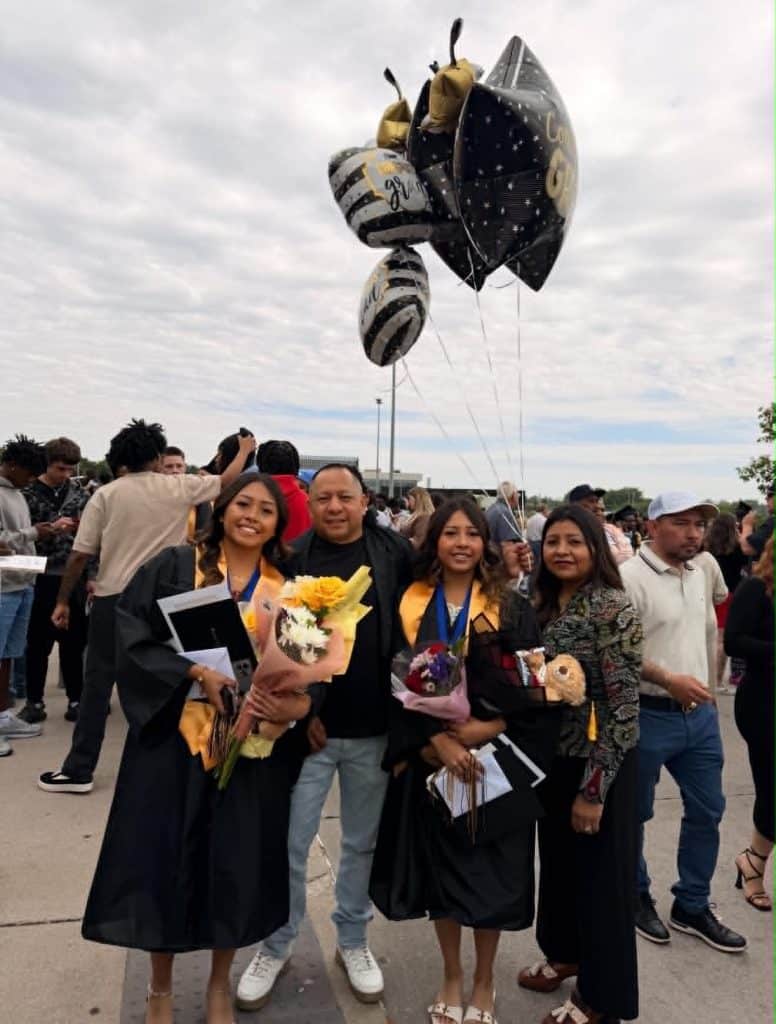 TRIUNFAR UNIDOS ES DOBLE TRIUNFO! Emily y Michelle Diéguez, las hijas gemelas de Estella Diéguez y del exitoso entrenador guatemalteco de boxeo Esaú Diéguez, se gradúan de High School en Omaha, Nebraska y van en busca de nuevos y grandes objetivos! (Foto cortesía de Estella Diéguez)