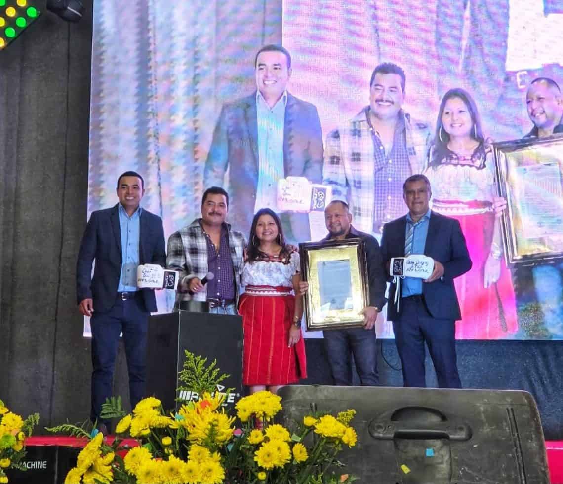 Momento en el cual Esaú Diéguez recibe el diploma oficial de reconocimiento de la Municipalidad de Barillas, que acredita su nombre para la 3a. avenida de la cabecera municipal. Si deseas ver el video de la ceremonia clic en la imagen.