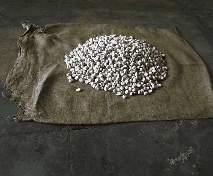 Angel Poyón Calí también presentó una instalación con granos de maíz elaborados de barro: para representar la dualidad entre el ser humano y la tierra, pero también cómo esta puede convertirse en algo que dificulte su alimentación a causa del deterioro ambiental. "Si tratamos mal a la Naturaleza, se rebela", expresa el artista maya kaqchikel.