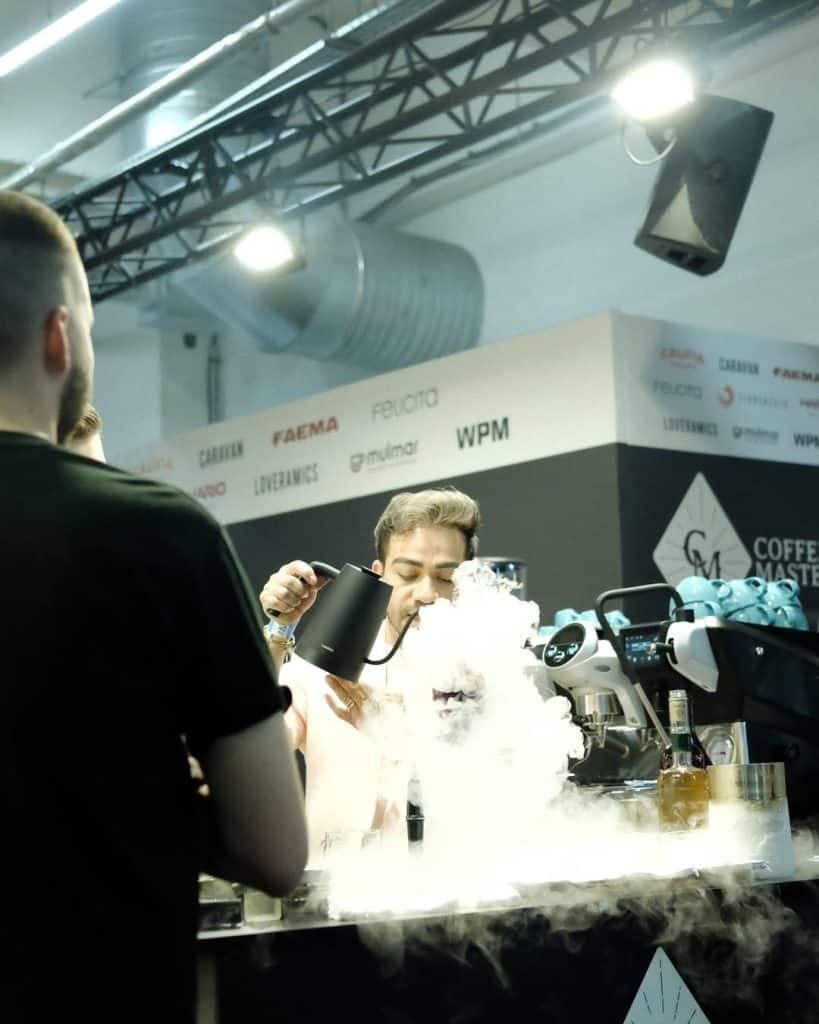 El barista guatemalteco, radicado en NY State, Alejandro Griffin-Díaz en plena competición del London Coffee Masters 2026, competencia de la cual salió campeón. (Instagram Alejandro Griffin-Diaz)