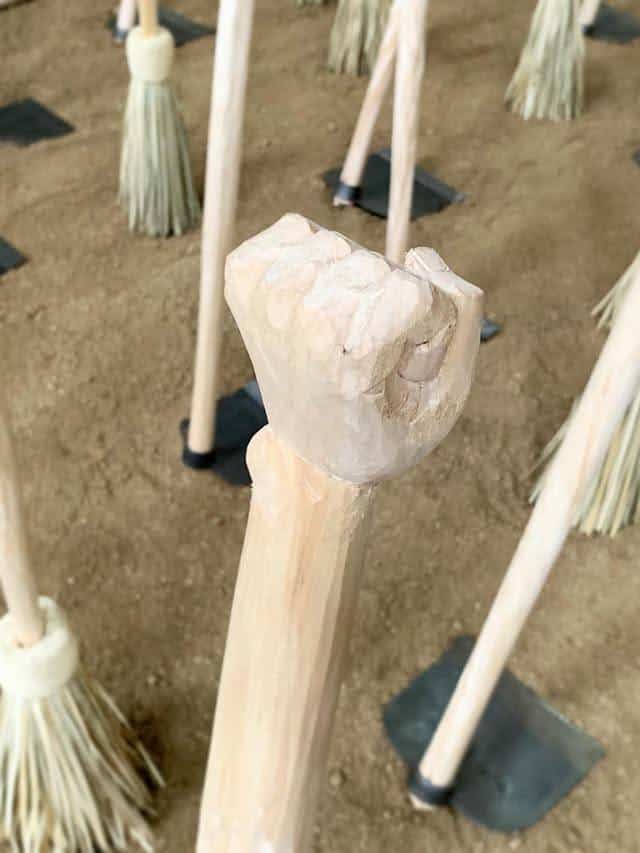La instalación de Angel Poyón Calí en la Bienal de Sydney Australia representa el momento en que la naturaleza se rebela contra el hombre que la maltrata. Los azadones tienen manos empuñadas en los cabos. (Fotos cortesía Angel Poyón Calí)