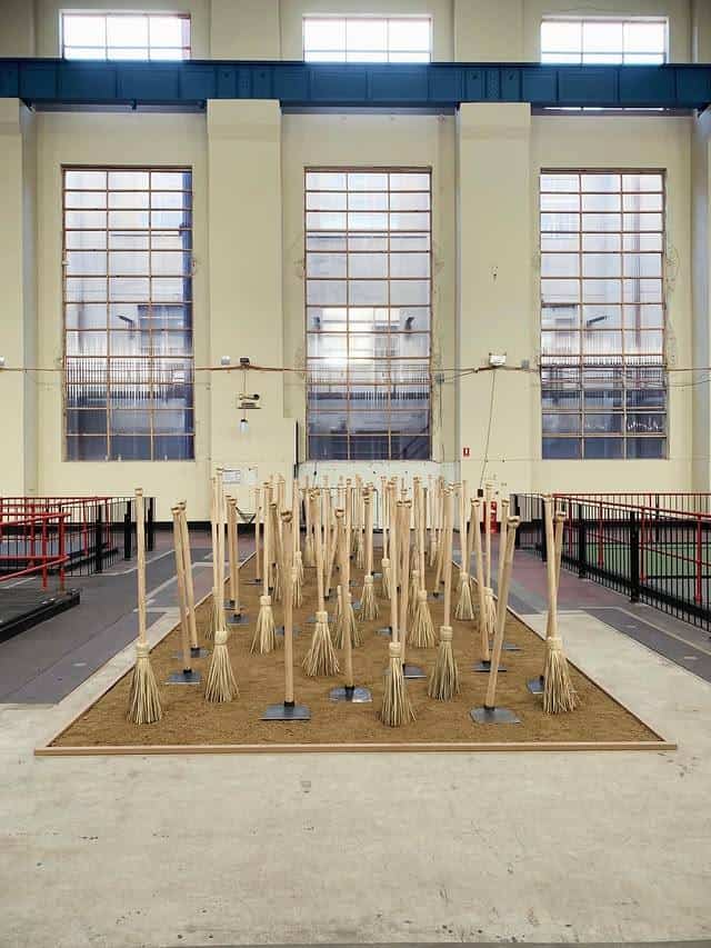 La instalación de Angel Poyón Calí en la Bienal de Sydney Australia representa el momento en que la naturaleza se rebela contra el hombre que la maltrata. Los azadones tienen manos empuñadas en los cabos. (Fotos cortesía Angel Poyón Calí)