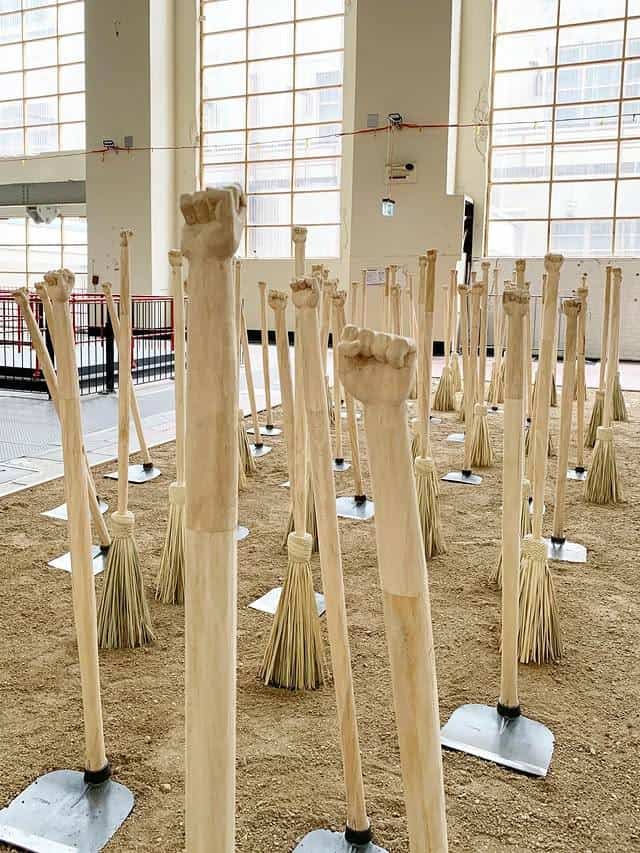 La instalación de Angel Poyón Calí en la Bienal de Sydney Australia representa el momento en que la naturaleza se rebela contra el hombre que la maltrata. Los azadones tienen manos empuñadas en los cabos. (Fotos cortesía Angel Poyón Calí)