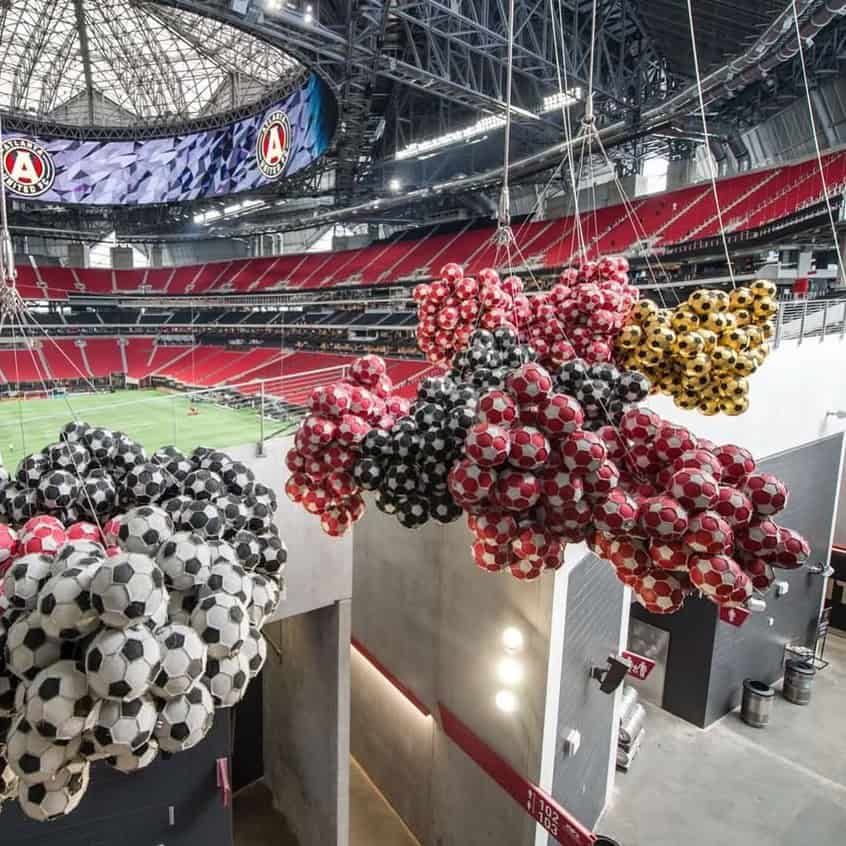 Mundial 2026: Nube de pelotas del artista guatemalteco Darío Escobar flota en estadio de Atlanta