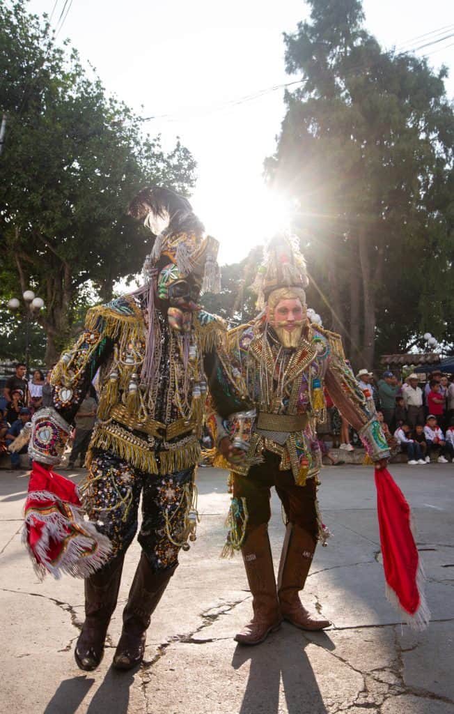 Gracias al impulso del Consejo del Pueblo Uspanteko, a una donación de trajes del Inguat y sobre todo al entusiasmo de jóvenes uspantekos, la Danza de la Conquista volvió a la vida en Uspantán, Quiché. (Foto cortesía José Arturo)