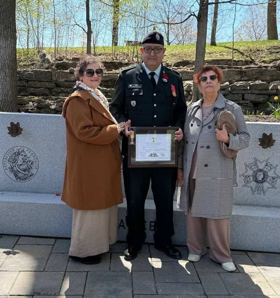 Acompapado de su familia, el capitán Rey García Salas agradeció la distinción y la dedicó a los migrantes y a los latinoamericanos que han formado parte del Ejército de Canadá, en defensa de la democracia y las libertades (Foto cortesía Ix Balam)