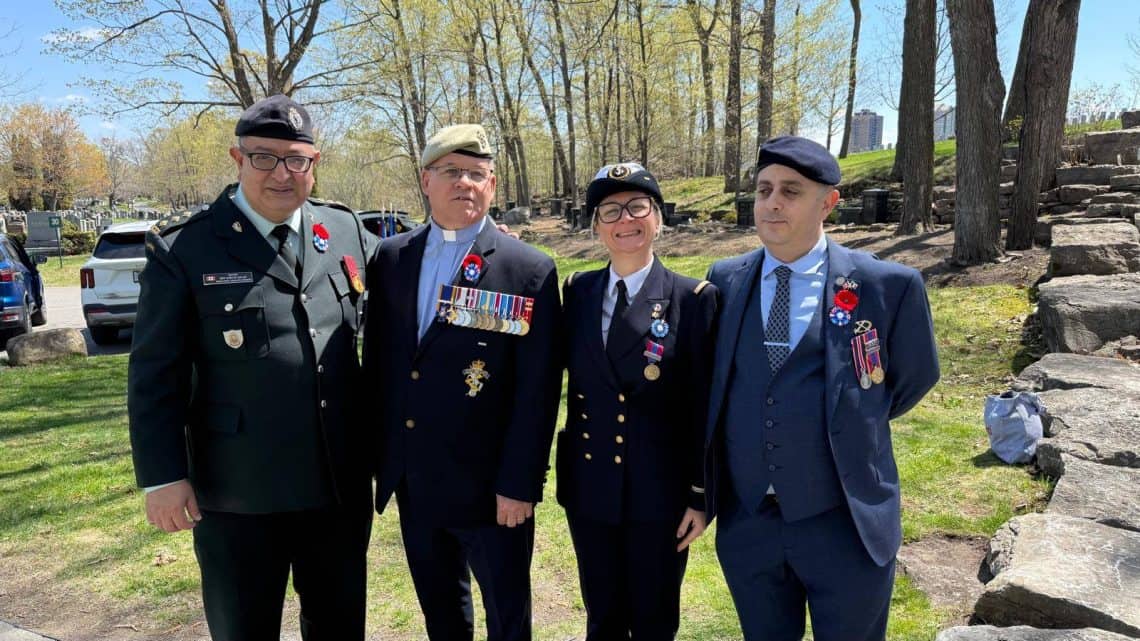 En el Día de la Victoria, de la II Guerra Mundial, la sociedad franco canadiense otorgó una medalla al capitán Rey García Salas, de origen guatemalteco, por sus aportes en el ejército canadiense y en la difusión de los aportes hispanos a la defensa de dicho país. (Foto cortesía Ix Balam)