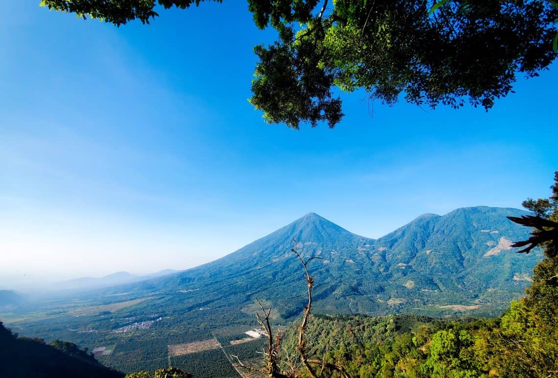 A lo largo del recorrido hay oportunidad de tener contacto directo con la naturaleza y miradores desde los cuales se puede observar el Lago de Atitlán. Admisión Q20 adultos y Q10 niños.