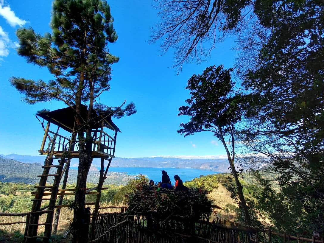 A lo largo del recorrido hay oportunidad de tener contacto directo con la naturaleza y miradores desde los cuales se puede observar el Lago de Atitlán. Admisión Q20 adultos y Q10 niños.