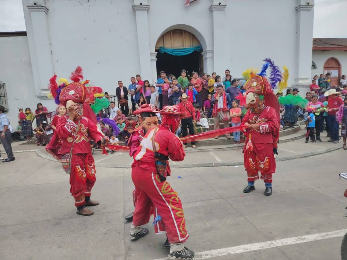 Volvió a las calles de Santa Cruz Verapaz, Alta Verapaz en sus 483 años: la Danza de las Guacamayas se presentó el 1, 2 y 3 de mayo, en varias partes del pueblo, pero finaliza frente a la iglesia parroquial. (Fotos cortesía Xixo Rax)