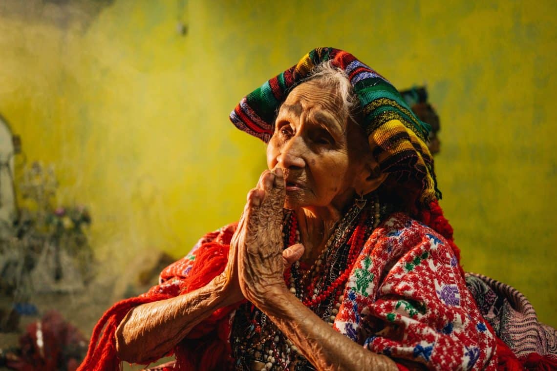 Ana Cho viuda de Rax, actualmente de 96 años, ha sido la continuadora y guardianas por más de cuatro décadas de esta tradición, junto a su nieto Juan Alejandro "Xixo" Rax, quien la ha impulsado más allá de las fronteras de Guatemala. (Foto cortesía Xixo Rax)