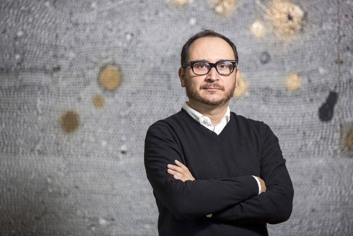 El artista guatemalteco Darío Escobar (1971) es arquitecto de profesión y su trabajo artístico desafía continuamente al espectador a reconsiderar objetos cotidianos. Desde finales de la década de los noventa, ha transformado y reinventado vasos de McDonald's, cajas de cereales, llantas vulcanizadas, parachoques de automóviles y equipo deportivo incluyendo balones, para plantear nuevos significados.