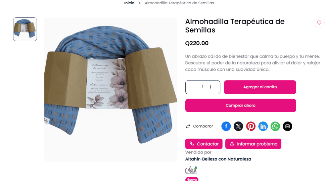 Almohadilla terapéutica de semillas azul enrollada, asegurada con cartón blanco en fondo claro