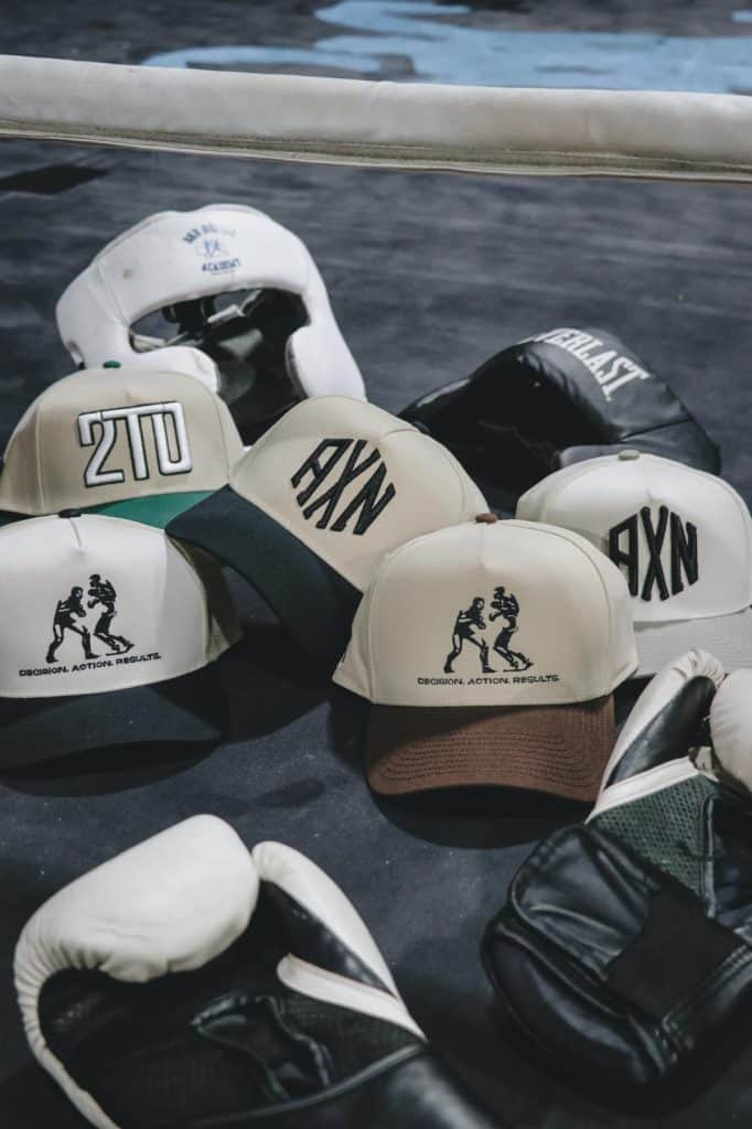 Hay tres diseños básicos iniciales: 2-To (Tuto), AXN (Acción) y los boxeadores con el lema de vida de Esaú Diéguez, entrenador guatemalteco de boxeo. (Foto Tuto Hats Nebraska)