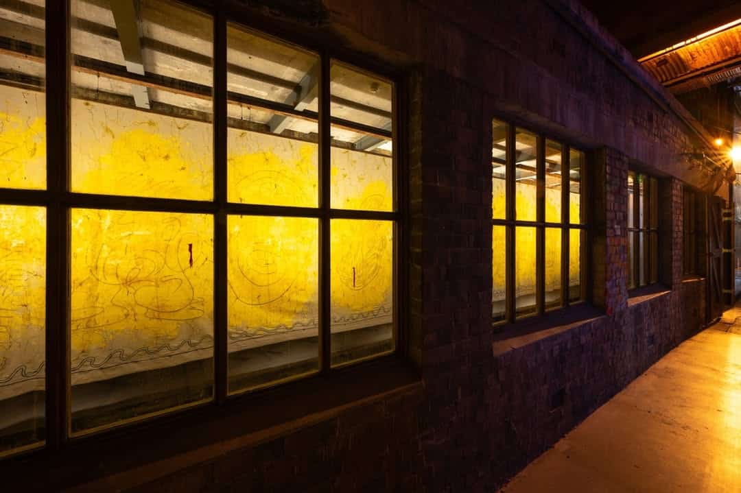 El artista guatemalteco kaqchikel Edgar Calel presenta la instalación Pa sutz’ xkix tzolojpe (Desde la niebla ellos regresarán) en la Bienal de Sydney Australia, un lienzo de algodón, con cera derramada, que evoca la persistencia de la identidad y las raíces ancestrales. (Fotos redes sociales Edgar Calel)