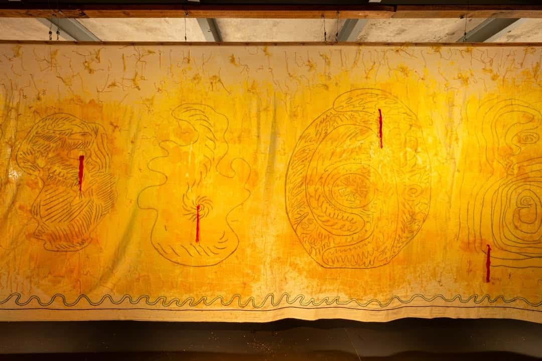El artista guatemalteco kaqchikel Edgar Calel presenta la instalación Pa sutz’ xkix tzolojpe (Desde la niebla ellos regresarán) en la Bienal de Sydney Australia, un lienzo de algodón, con cera derramada, que evoca la persistencia de la identidad y las raíces ancestrales. (Fotos redes sociales Edgar Calel)