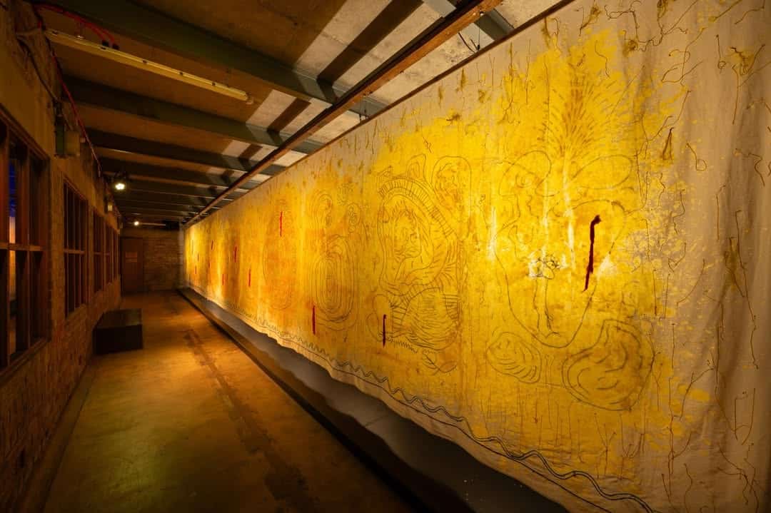 El artista guatemalteco kaqchikel Edgar Calel presenta la instalación Pa sutz’ xkix tzolojpe (Desde la niebla ellos regresarán) en la Bienal de Sydney Australia, un lienzo de algodón, con cera derramada, que evoca la persistencia de la identidad y las raíces ancestrales. (Fotos redes sociales Edgar Calel)