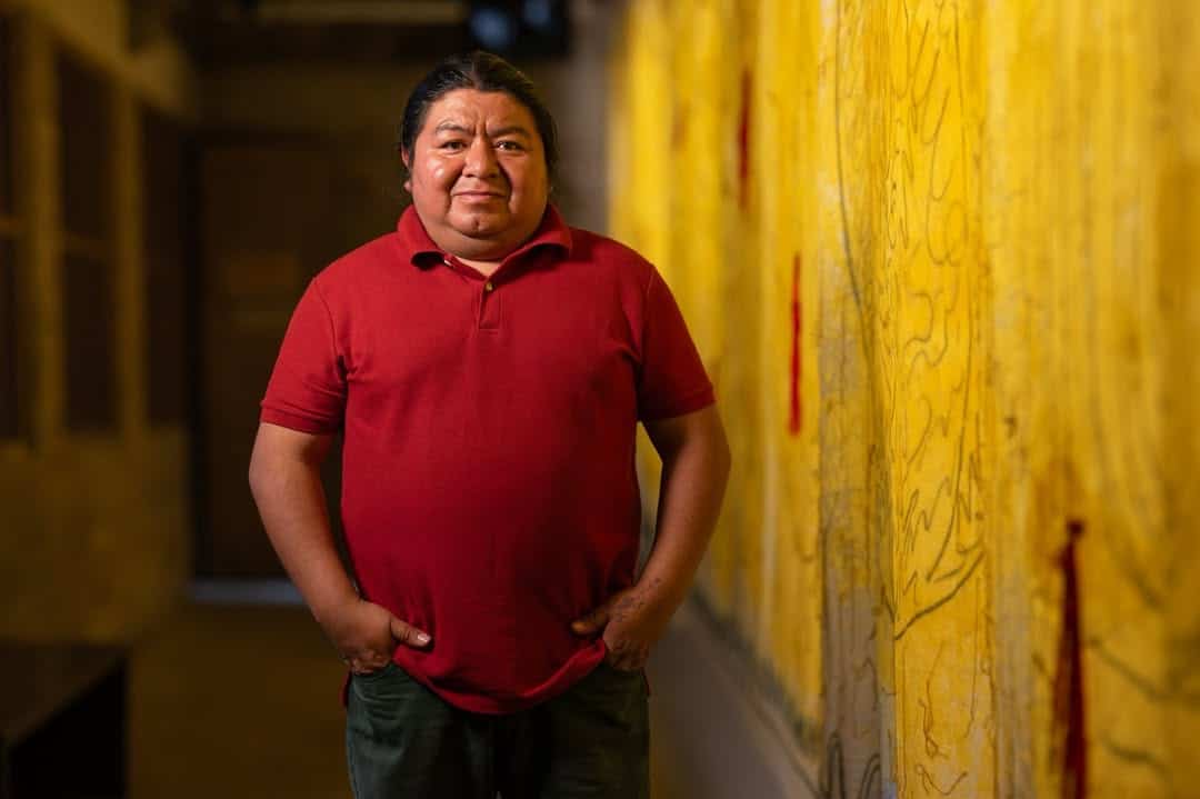 El artista guatemalteco kaqchikel Edgar Calel presenta la instalación Pa sutz’ xkix tzolojpe (Desde la niebla ellos regresarán) en la Bienal de Sydney Australia, un lienzo de algodón, con cera derramada, que evoca la persistencia de la identidad y las raíces ancestrales. (Fotos redes sociales Edgar Calel)
