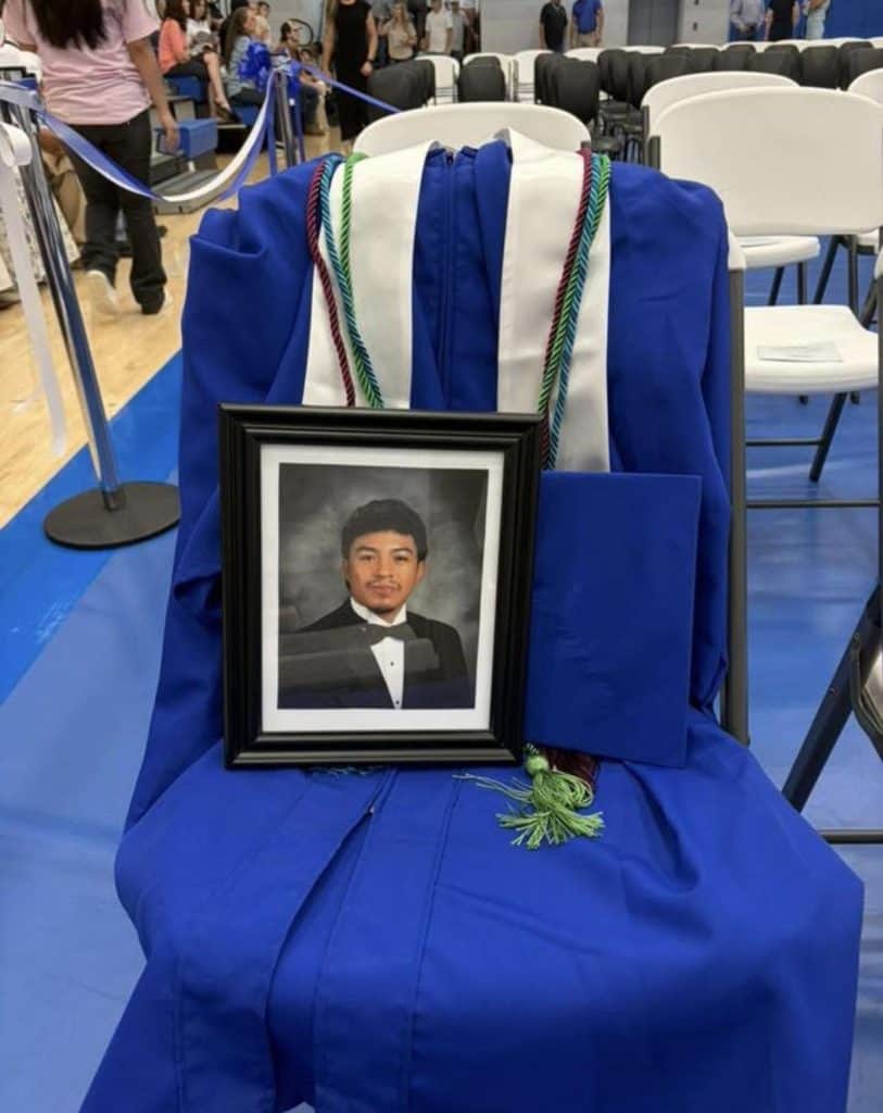 Con mucho aprecio y esperanza, profesores y compañeros colocaron la toga de graduación de Elder Aguilar Macario, junto a su birrete y una fotografía, en la silla que habría ocupado durante la ceremonia del 20 de mayo último. Si deseas ver el momento en que lo mencionan y le aplauden, clic en la imagen.