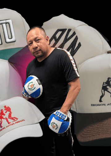 esau dieguez entrenador de boxeo guatemalteco lanza linea de gorras