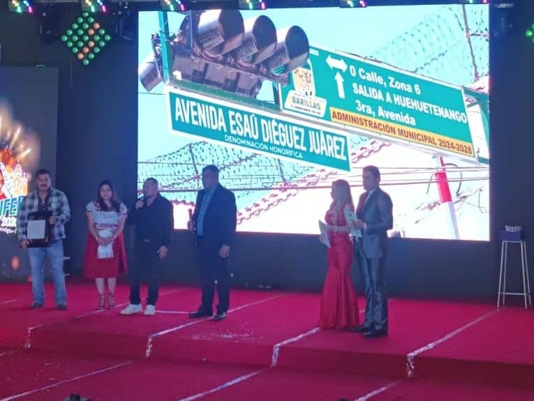 El momento del anuncio oficial de la designación de la principal calle de Barillas, con el nombre de Esaú Diéguez, entrenador de campeones de boxeo.