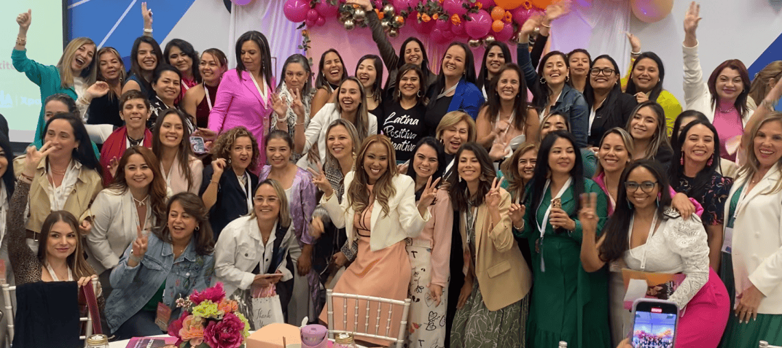 No se trata de competir sino de ayudarse, expresa Evelyn Costa Andrade, emprendedora y motivadora panameña acerca del objetivo del networking. Ella está al centro de uno de sus talleres de Latina Xpo.