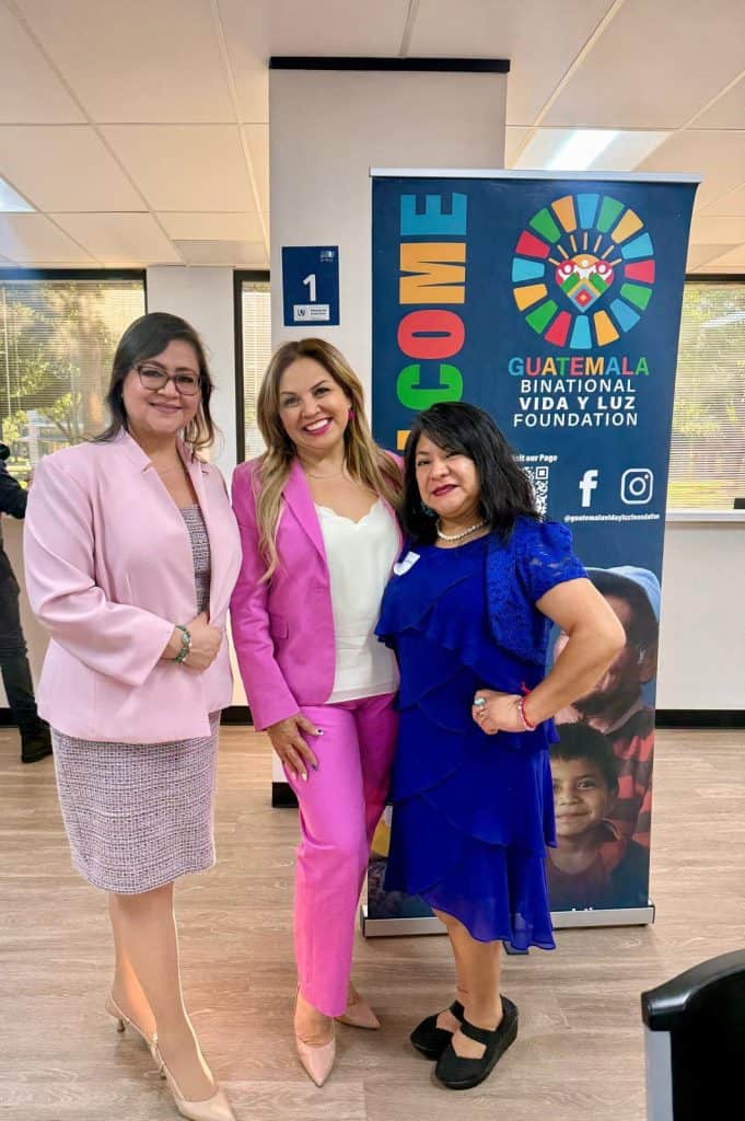 Dentro de quienes asistieron al foro Transformando vidas, estaba la líder migrante guatemalteca Susana Oxlaj (en azul) cuya historia puedes conocer al dar clic en la fotografía.