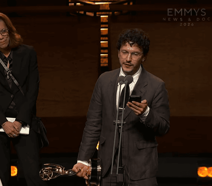 El periodista y productor guatemalteco Gerardo del Valle agradece el premio Emmy y todos los que colaboraron con su realización. Agradeció especialmente a su familia, a su equipo y a ProPublica.