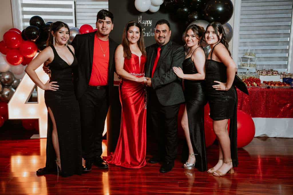 La unión familiar es el motor de la vida: Rogelio Morales junto a su esposa Karla, y sus hijos Catherine, Amy, Elma Sofía y Christopher Alejandro.