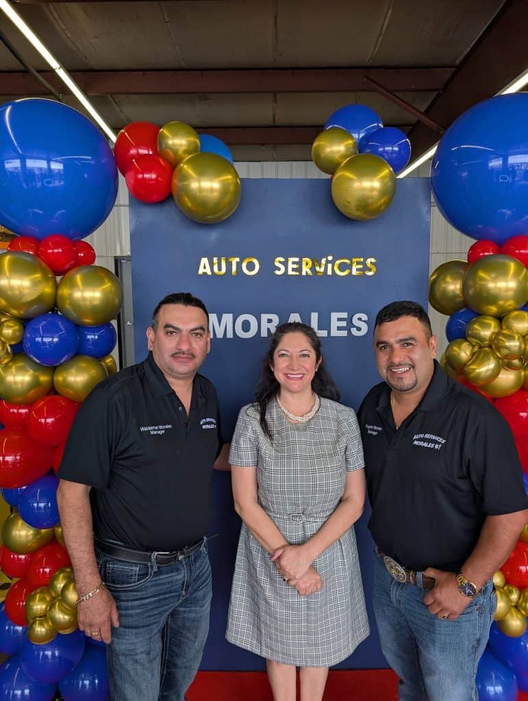 En abril fue la inauguración de Morales Auto Services, en el local propio de Rogelio Morales, quien agradece todo el apoyo, mentoría y cariño de su hermano Waldemar. Aquí junto a Hilda de León Xavier, líder guatemalteca en Oklahoma.