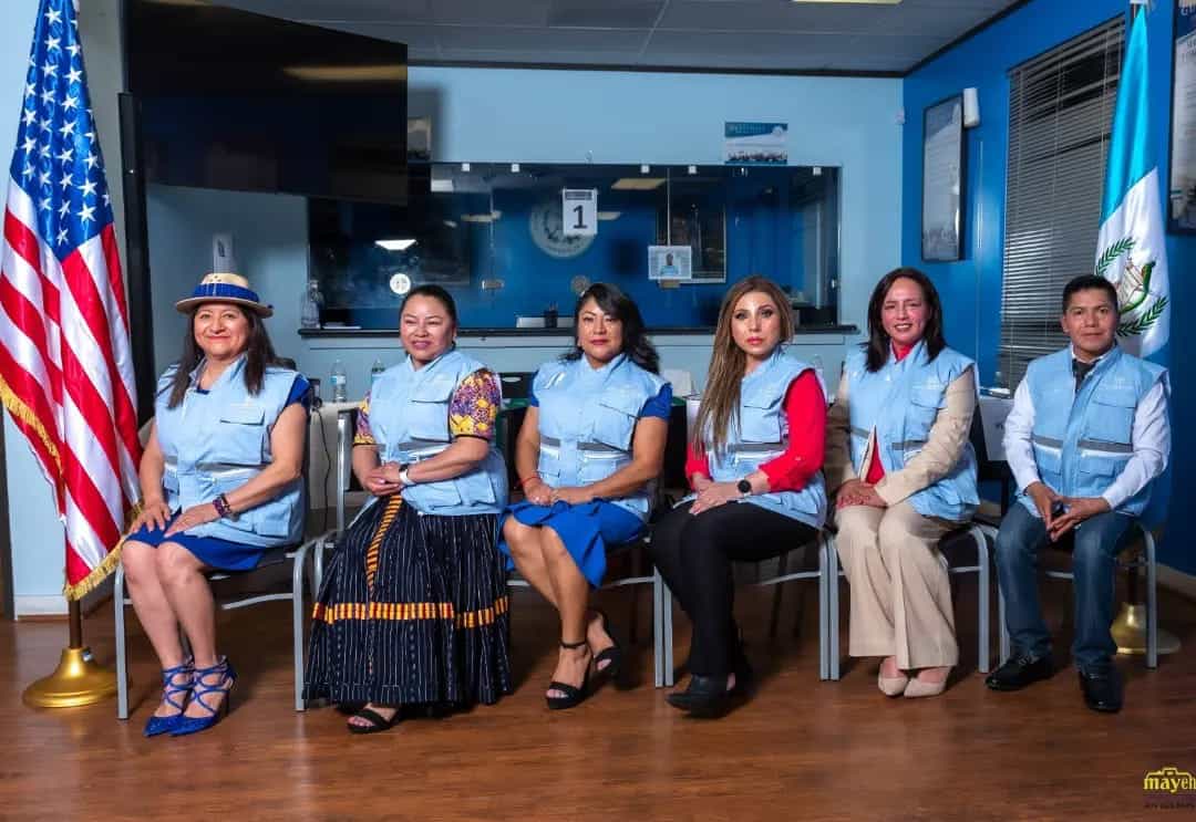 Migrantes guatemaltecas voluntarias que prestaron sus servicios como junta receptora de votos en Houston Texas, en 2023.