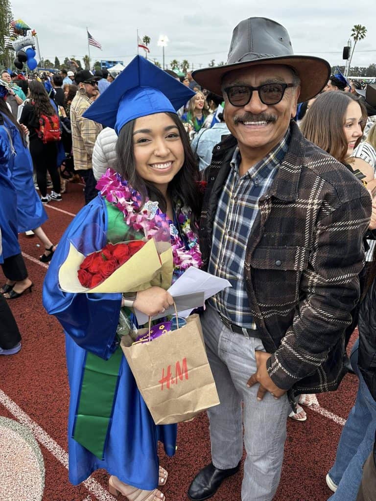 Fotografía de la graduación de High School de Aylin, en donde estuvo presente René Corado, escritor y biólogo migrante guatemalteco. En aquel momento se trazaron grandes metas y hoy se siguen realizando.